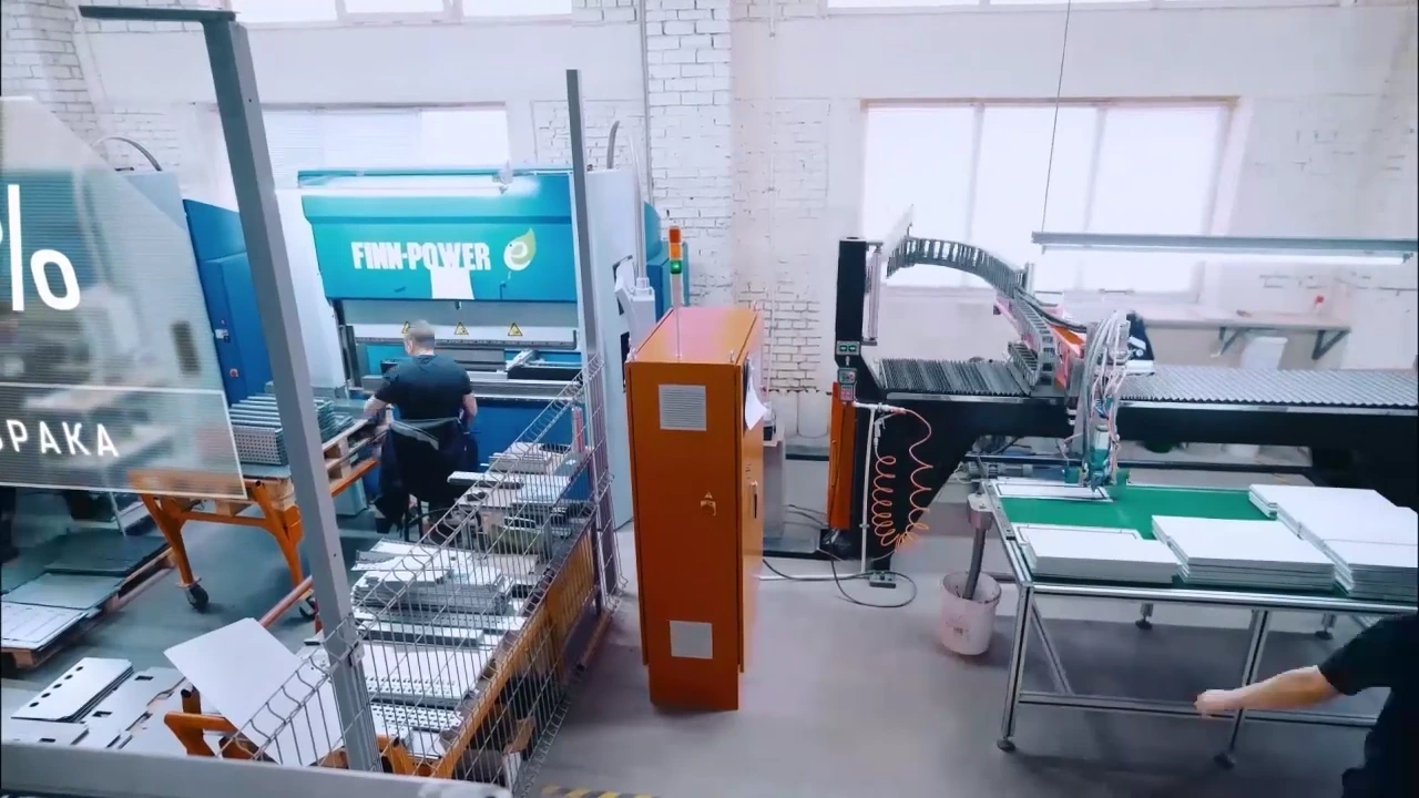 Общий план оборудования Electric Steel Box: кадр из фильма